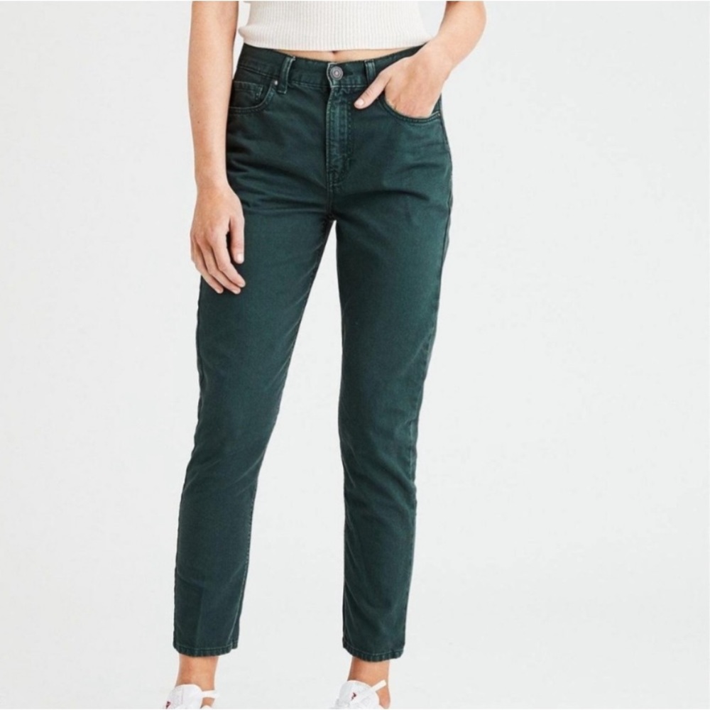 American Eagle Outfitters Mom Jean in Green Corduroy Size 6